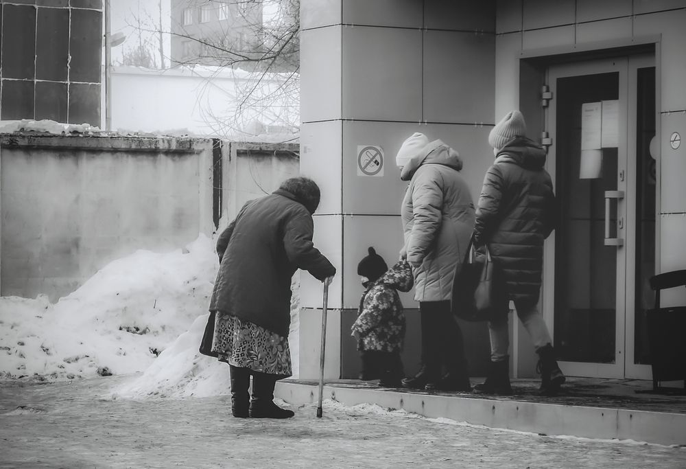 Молодым – везде у нас дорога,...