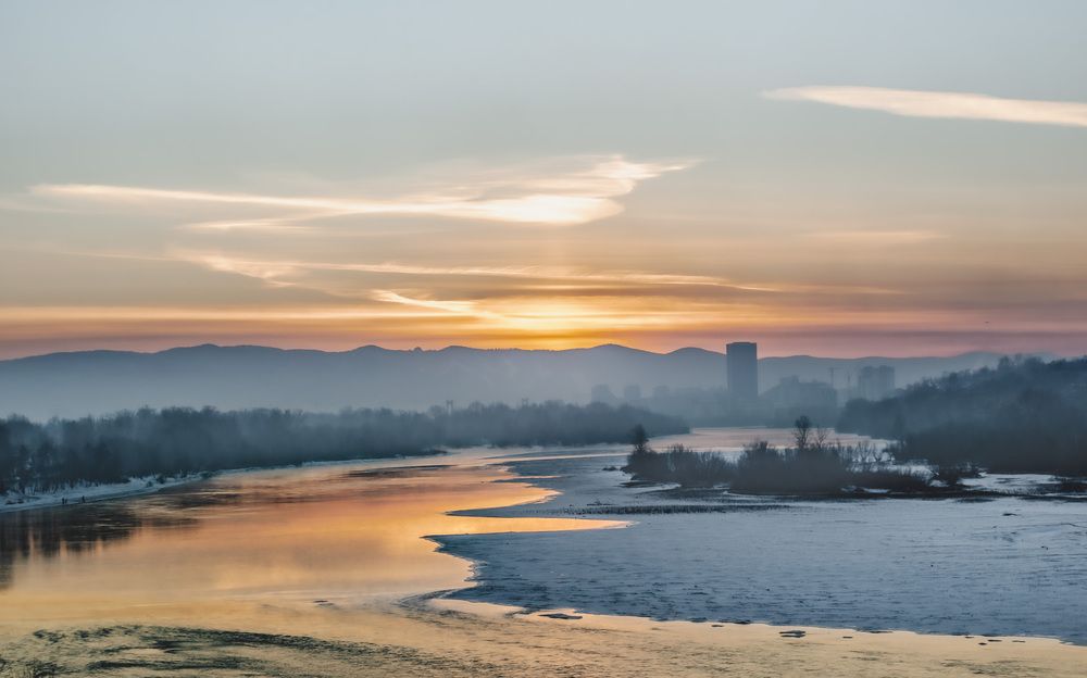 Вечерний город на реке.