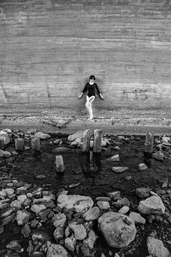 Девушка с татуировкой дракона