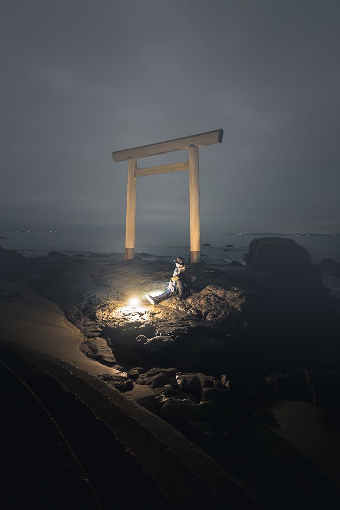 Wandering in the mist, seeking gods