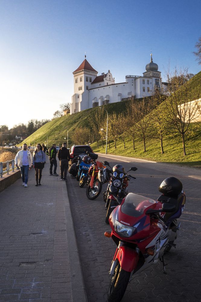 Тусовка у старого замка