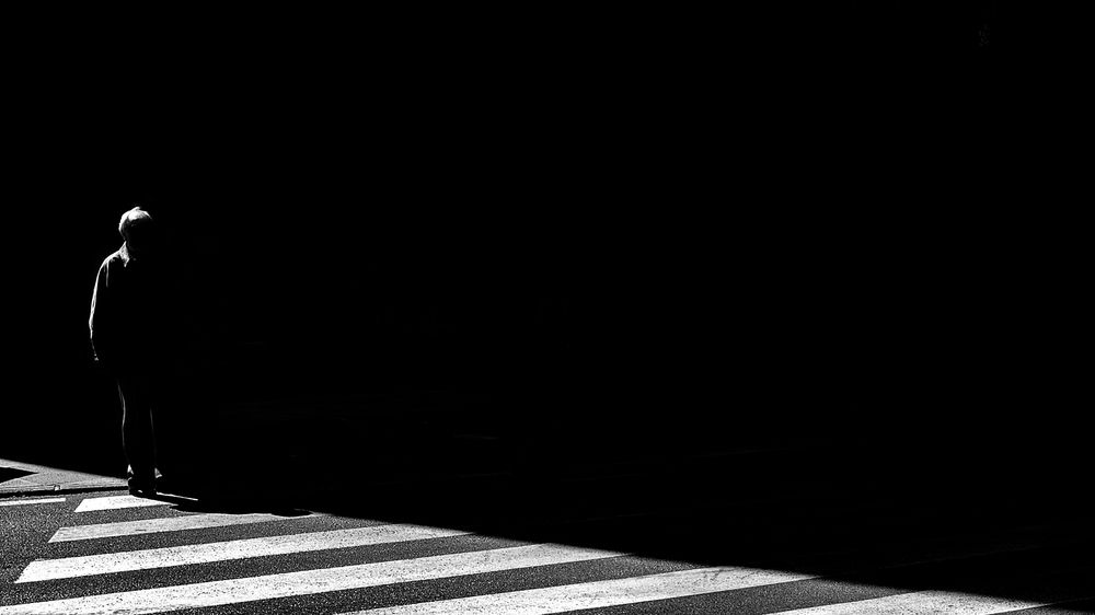 De entre las sombras