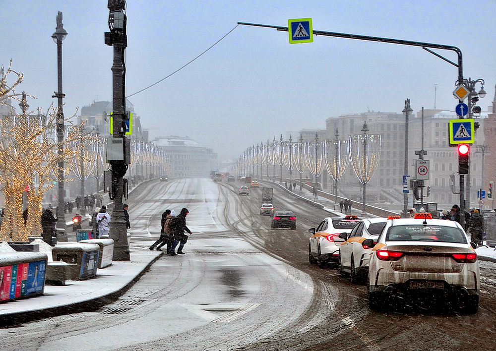 По улице в метель и гололёд