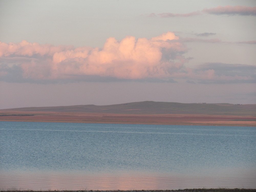 Розовые облака над озером Белё в Хакасии.