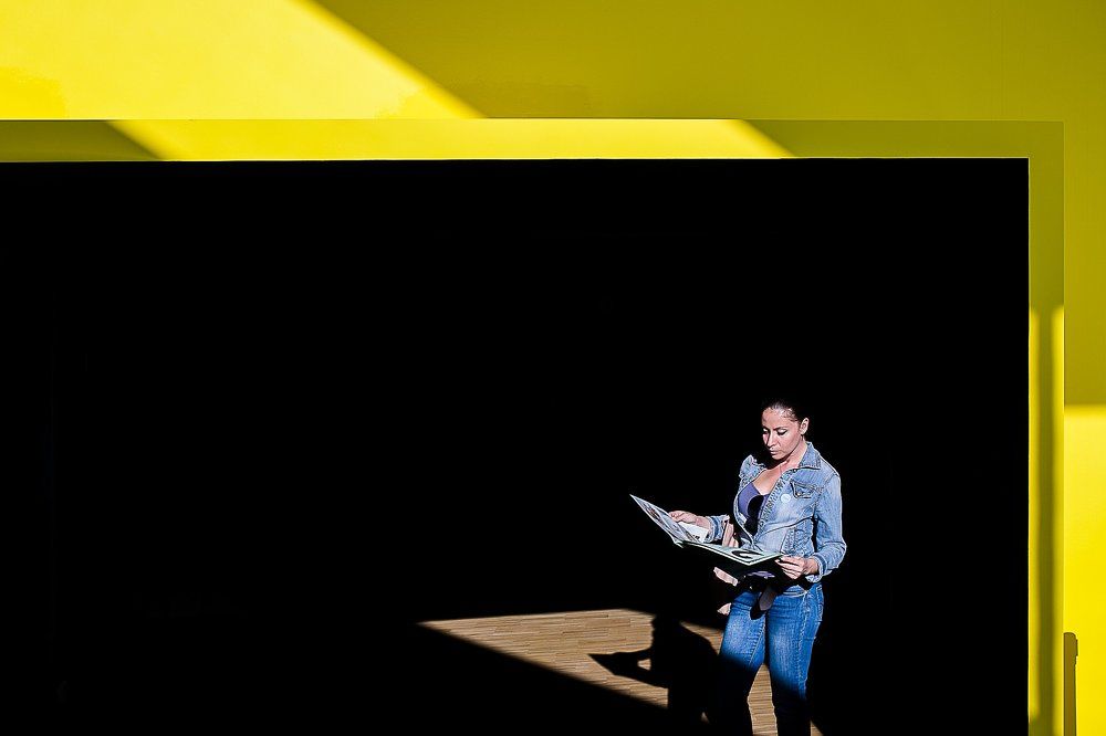 Девушка с газетой.