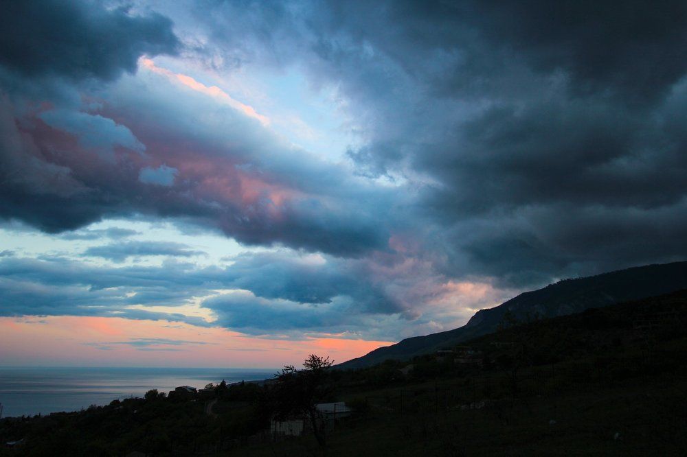 Вечернее небо. Красный камень. Крым 2015