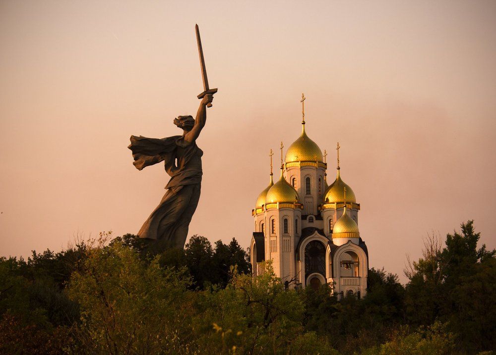 Мамаев Курган и Храм всех Святых.