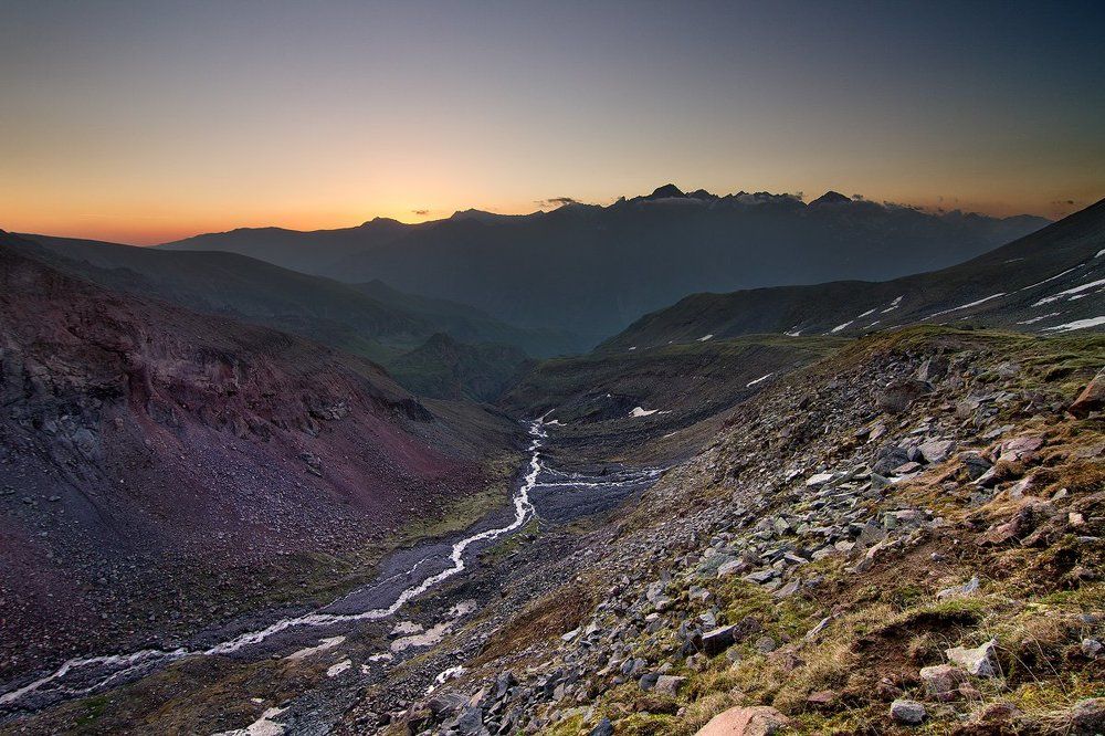 Рассвет у подножья горы Казбек