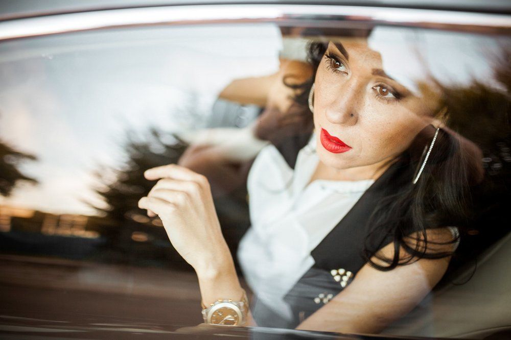 Девушка в машине.