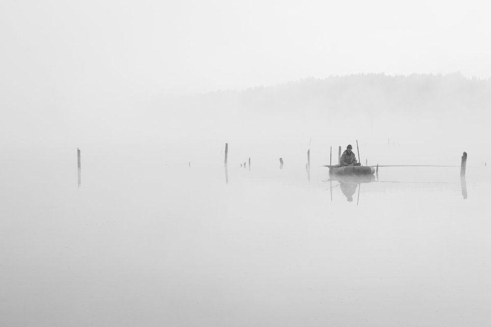 Одинокий рыбак