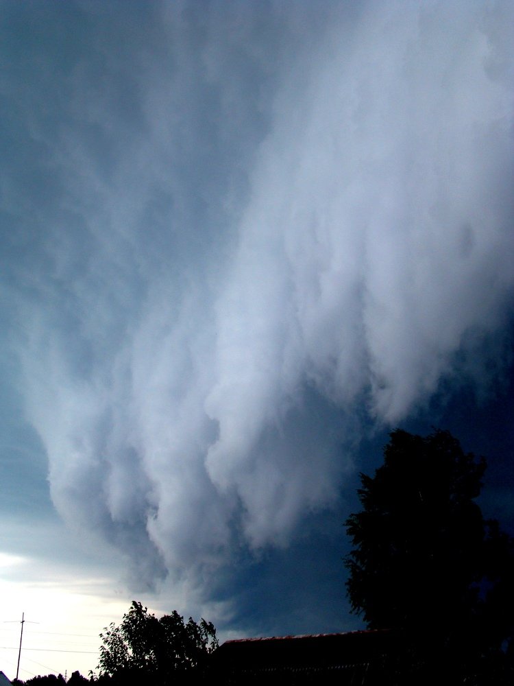 "Лавина туч в падении на деревню..."