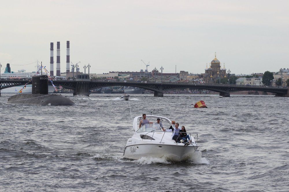 Романтическая прогулка по Неве в День ВМФ