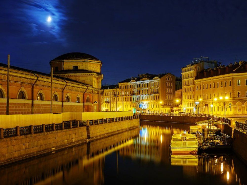 У этого города много имен в голове, А голова — за тучами, где от луны светло///