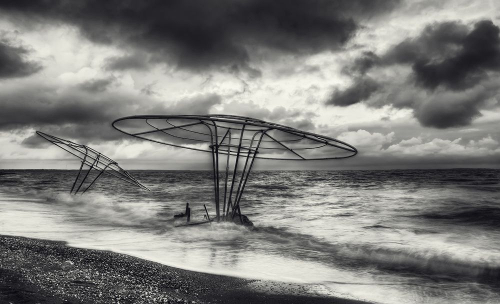 На одичавшем пляже.