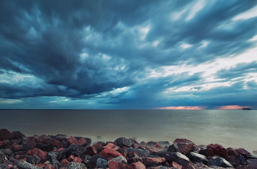 Мчится на тучах июнь!