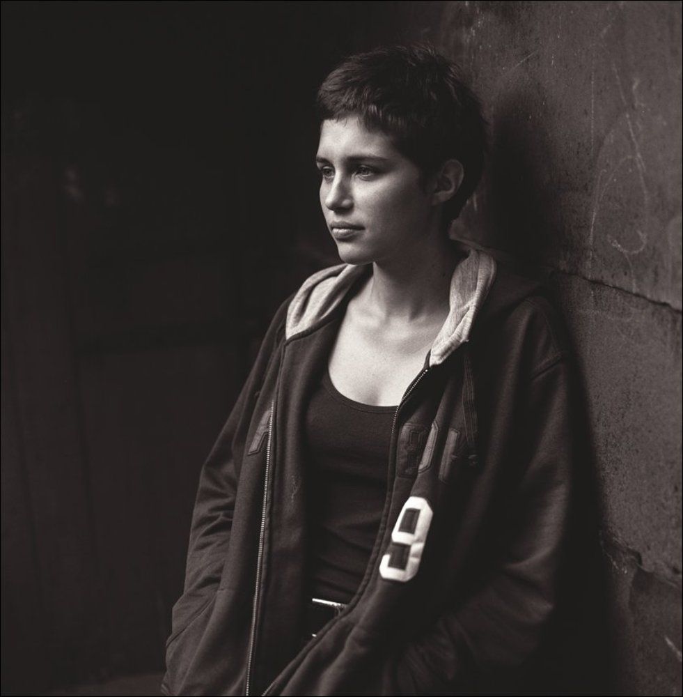 Девушка в спортивной кофте.