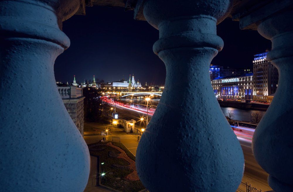 Вид на Кремль сквозь баллюстраду у храма Христа Спасителя