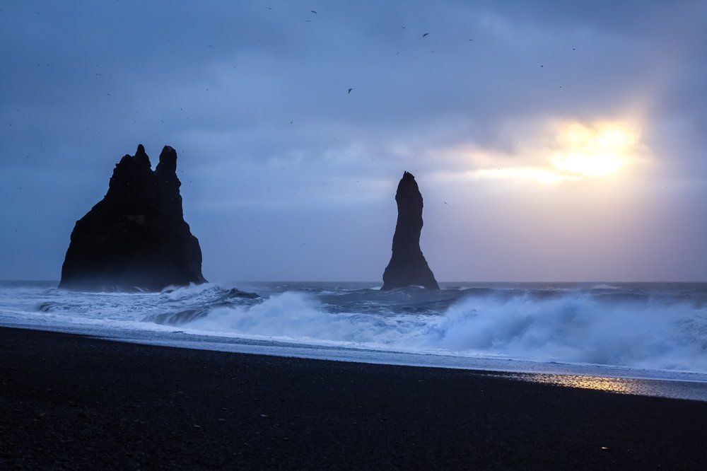Вид на пальцы Тролля (Reynisdrangar) - одна из достопримечательностей южной части Исландии.