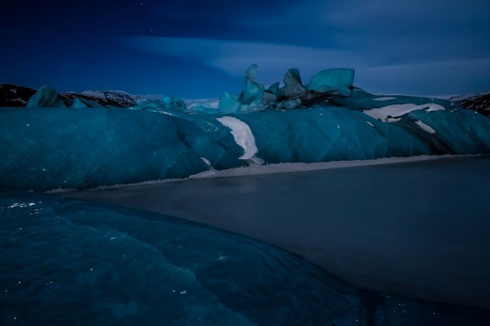 Лунная ночь посреди ледяных глыб
