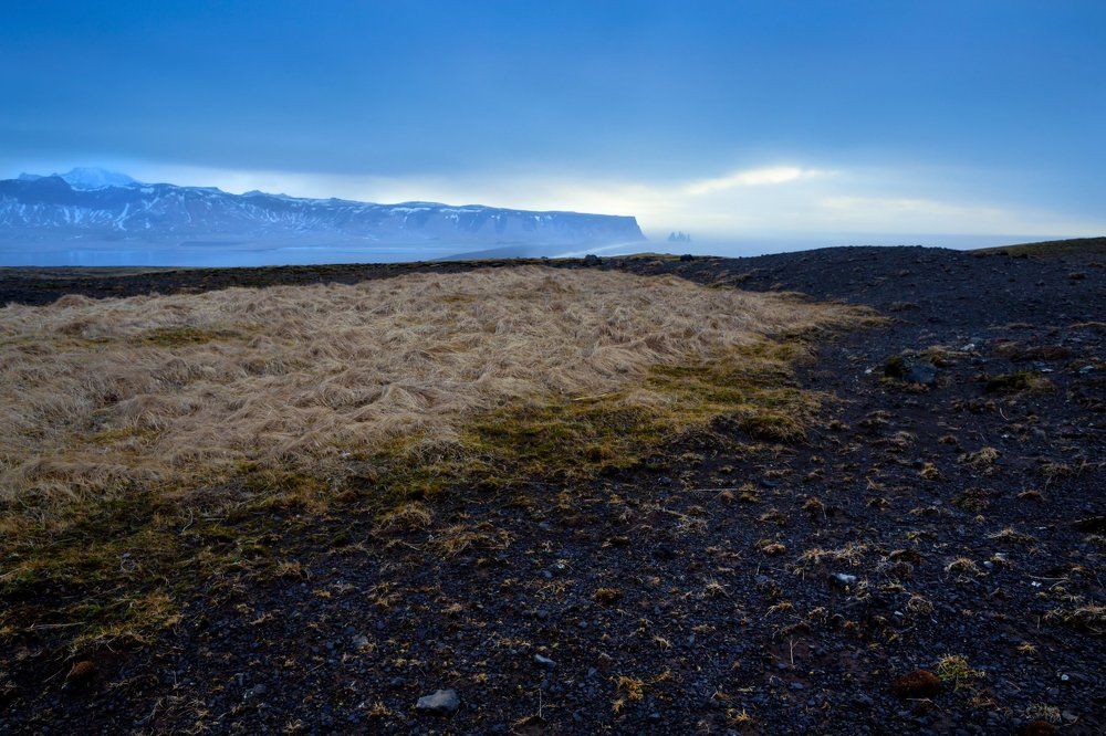 Вид на Пальцы тролля с мыса Дирхолаэй, Исландия