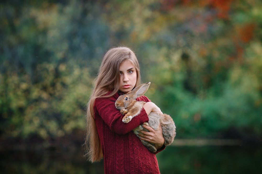 Девочка с кроликом