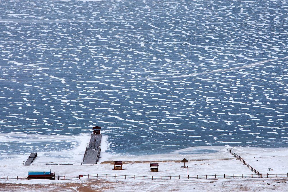 Пирс на замерзшем озере Байкал