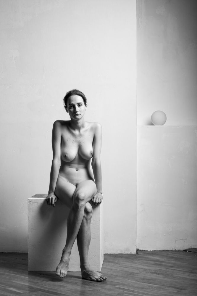 Ню на белом кубе