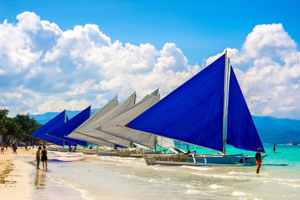 Лодки у острова Боракай.