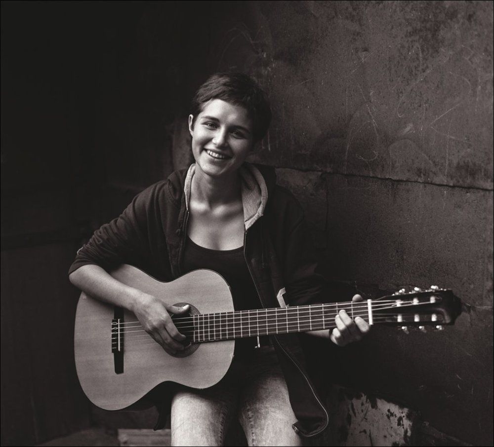 Даша играет на гитаре.