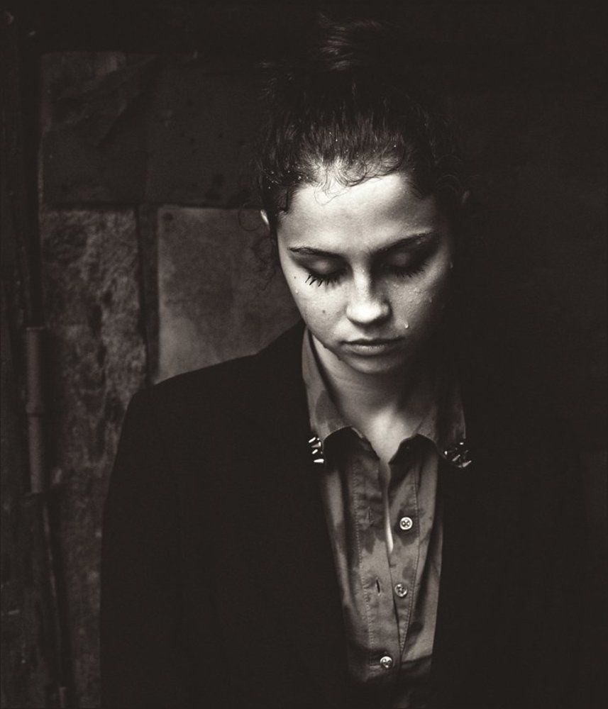 Бегут капли по щеке.