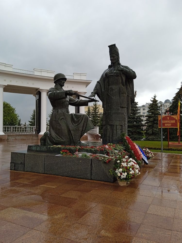 Мемориал, павшим в Великой отечественной войне, рядом с центральной площадью Саранска.,