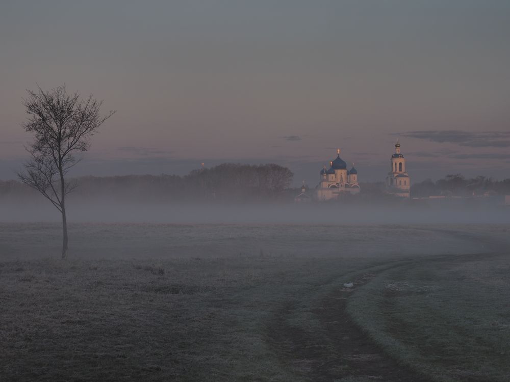 Рассветный луч позолотит кресты..