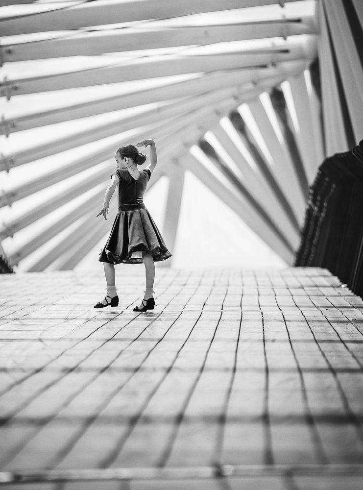 Dance on the bridge
