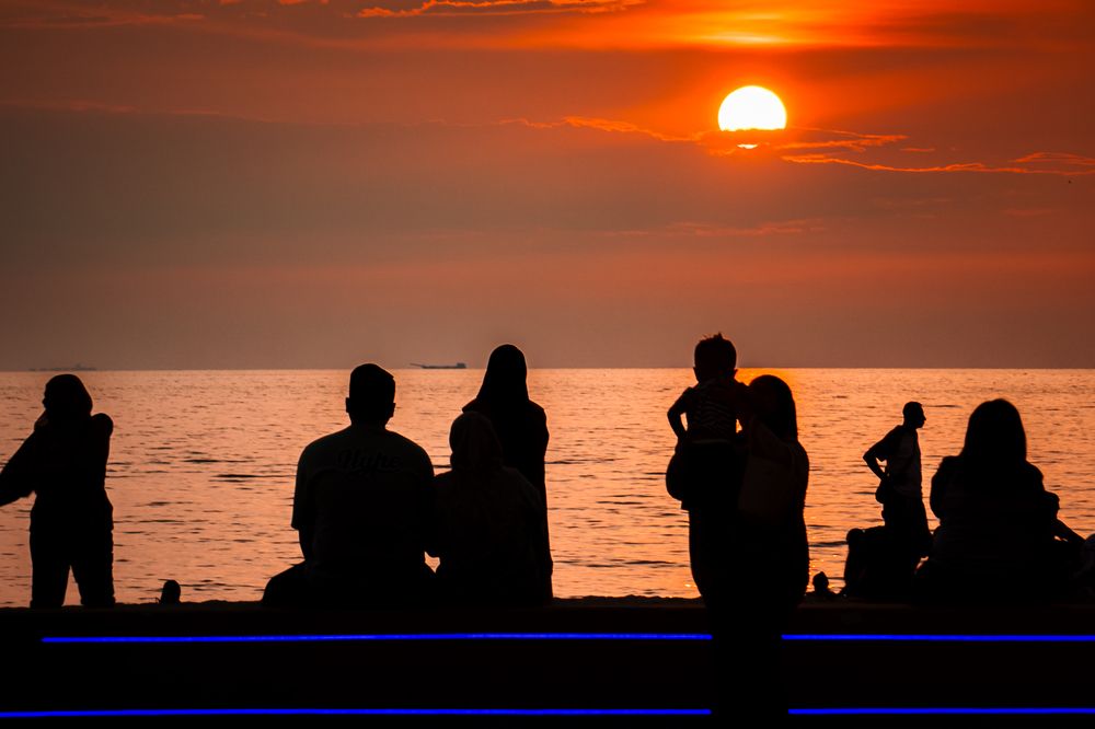 Orange sky, emotions that speak without a voice
