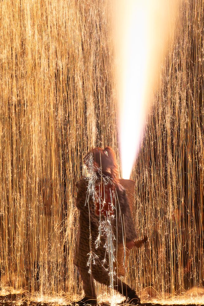 しなやかな女性の手筒花火