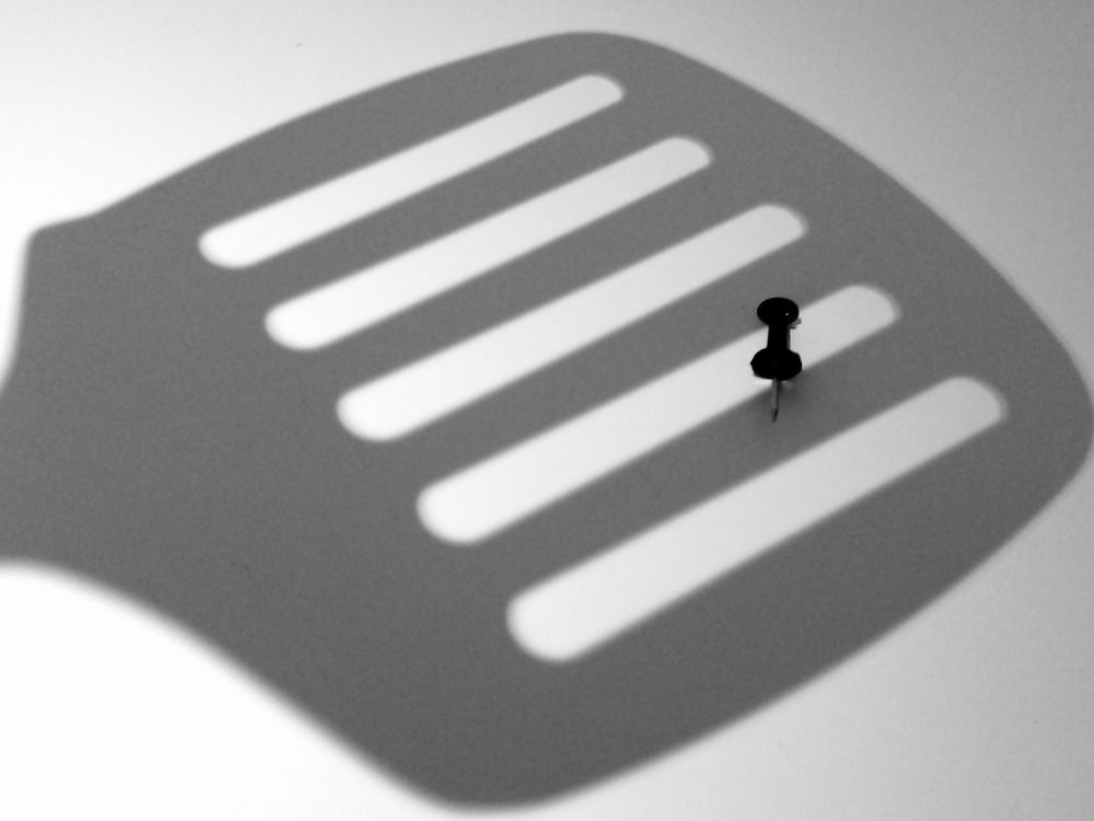 Пешеход переходит дорогу по зебре.