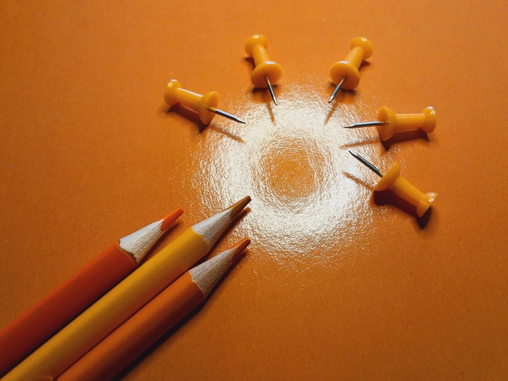 Оранжевый цвет. Карандаши и иглы.