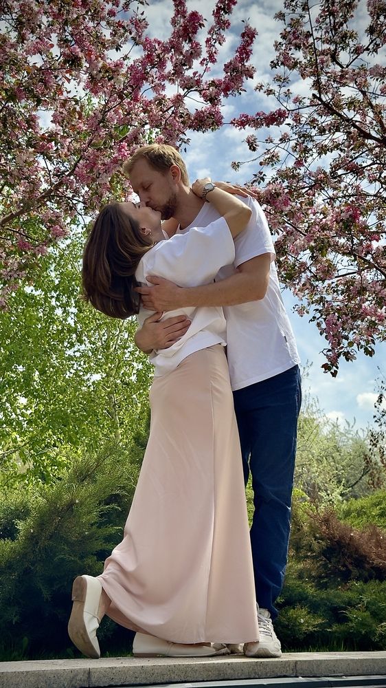 Любовь, весна, цветущие яблони