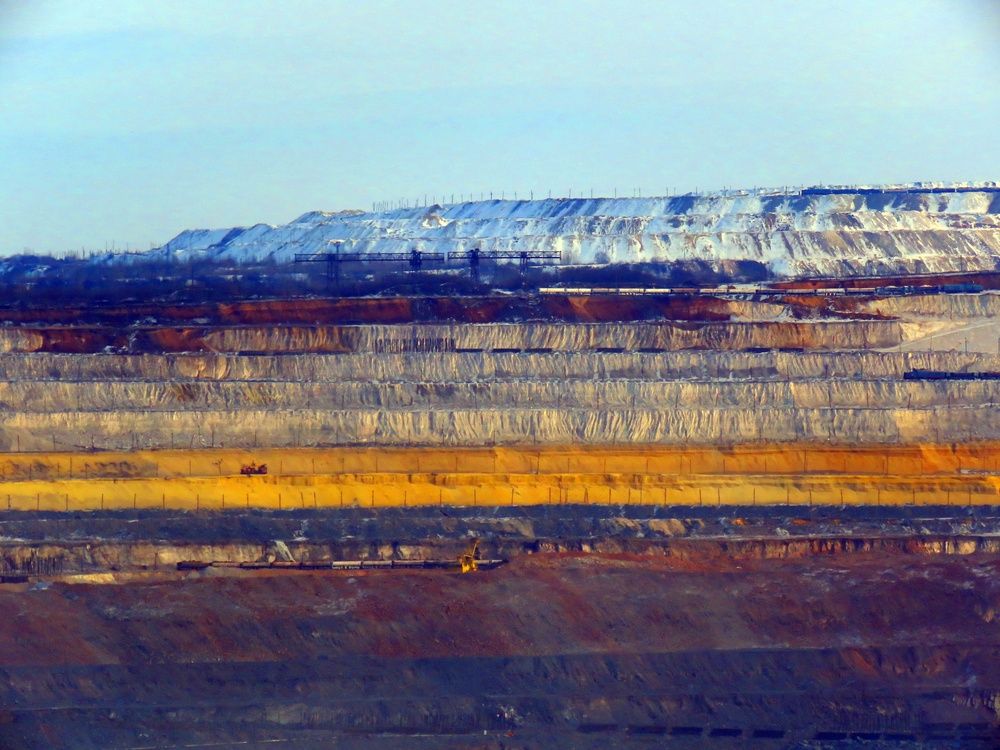 Железорудный карьер в ясную погоду
