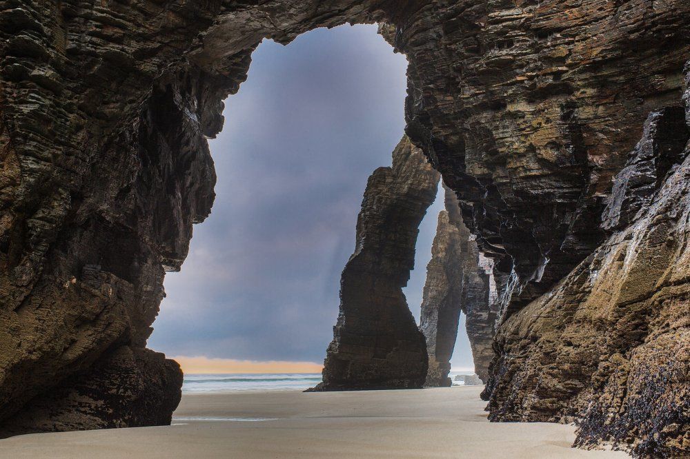 Уникальный  пляж,при  отливе когда  вода  отступает - появляются  эти  арки...