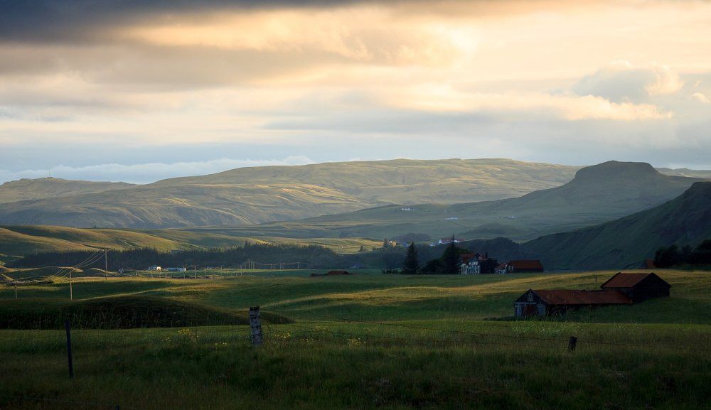 Исландская деревня в лучах летнего заката