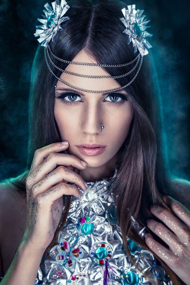 Космическая девушка в голубом тумане