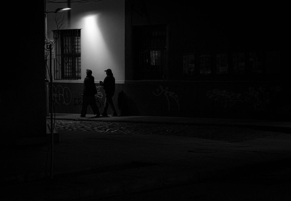 Caminando hacia el callejón.