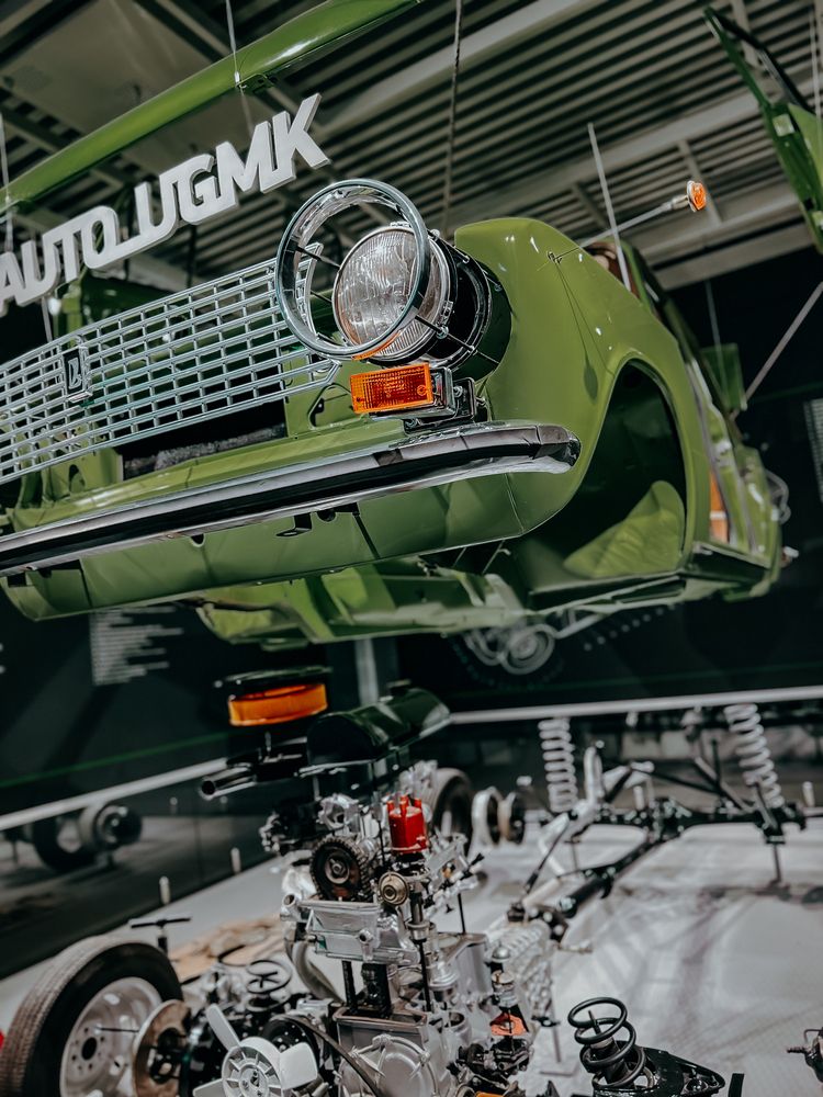 Разобранный автомобиль / Disassembled car