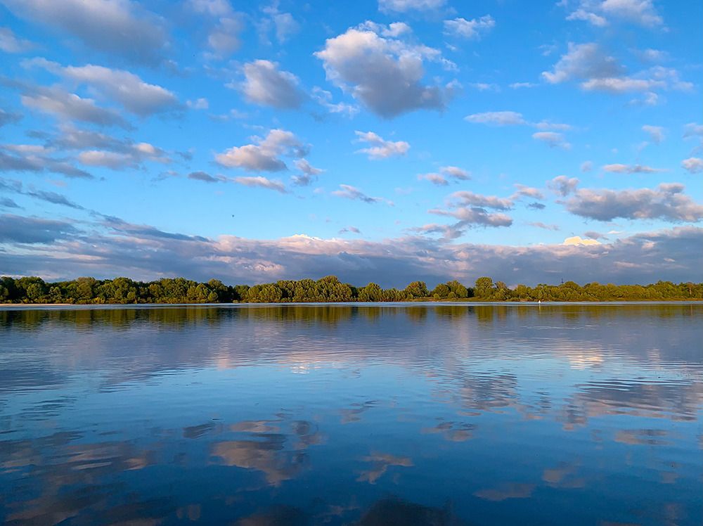 Зеркало реки.