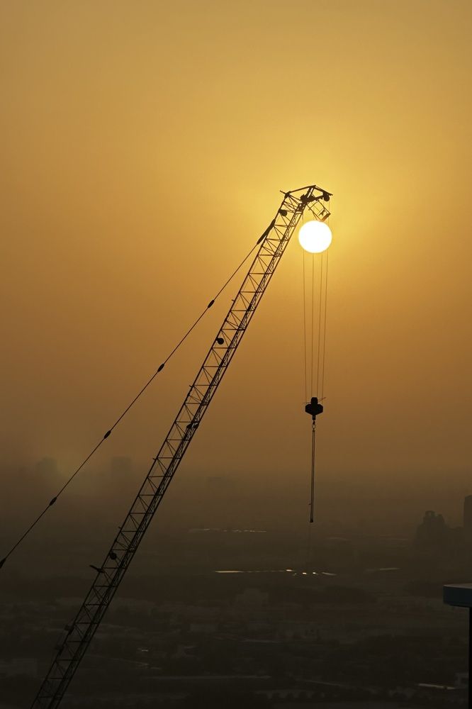 Sun oversees construction in Dubai