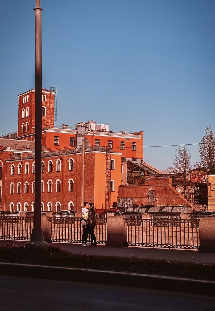Влюбленная парочка на мосту.