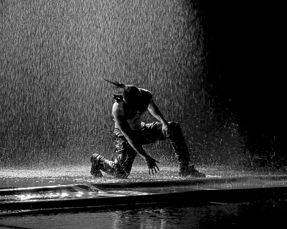 Под дождём.