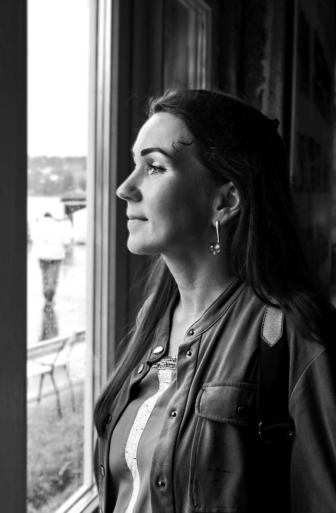 Девушка у окна.