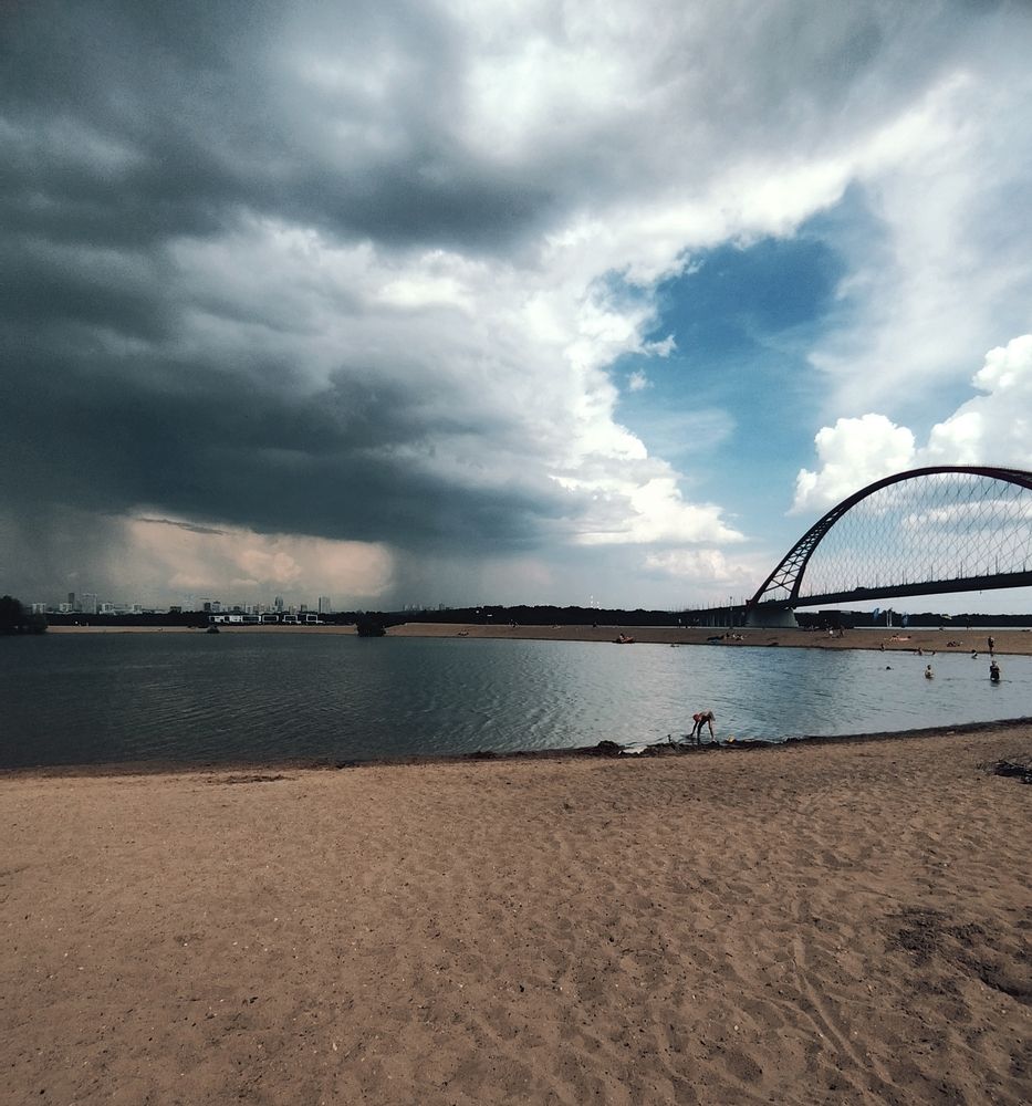 Хмурое небо лета